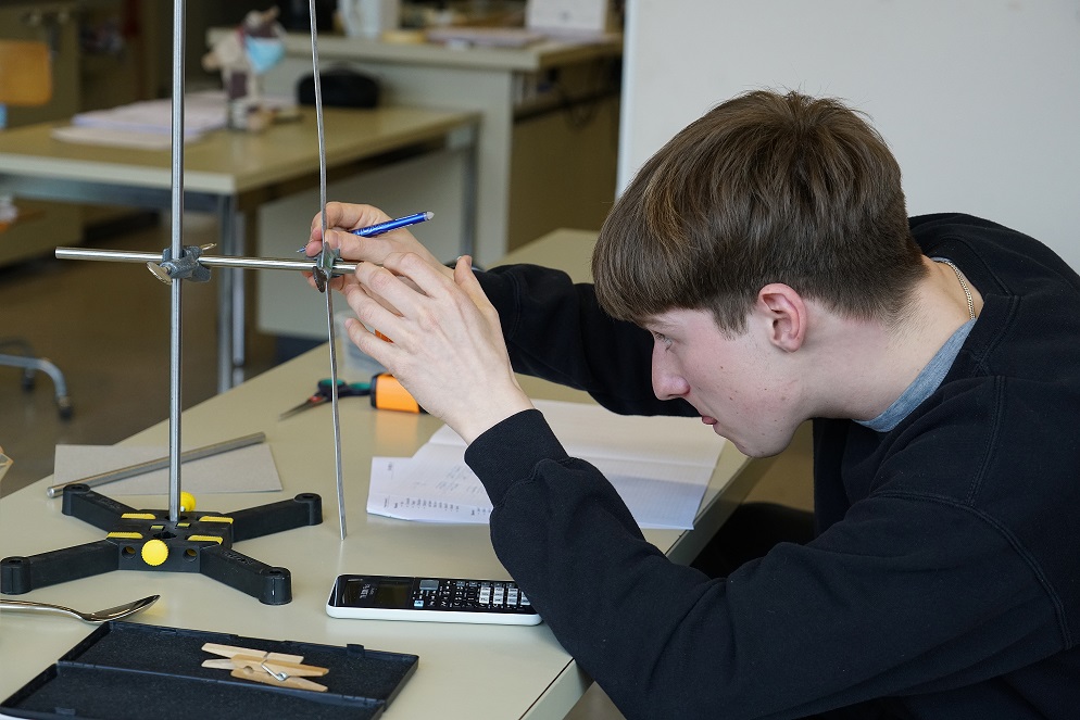 Mitten in einem physikalischen Experiment: Thomas Zaugg. Bild Peter Brand		